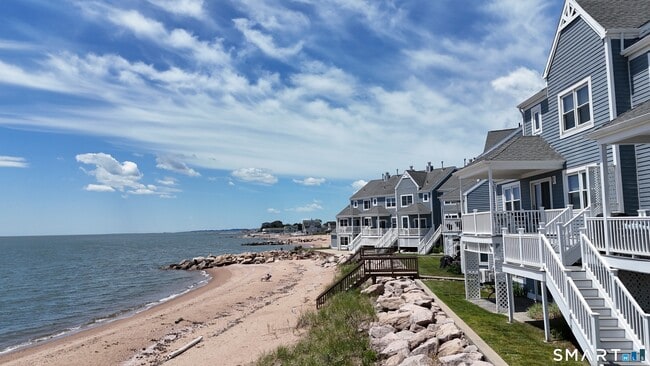 Foto del edificio - 72 Cosey Beach Ave