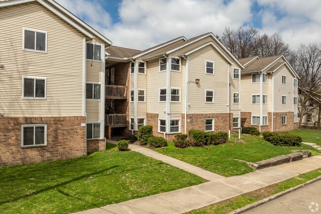 Building Photo - Newly Renovated 4 Bedroom Apartment Akron