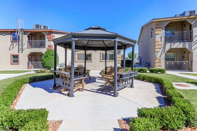 Relaxing Gazebo at Bella Vista Place Apartments in El Paso, TX - Bella Vista Place Apartments