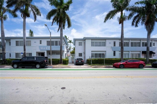 Foto del edificio - 8315 Byron Ave