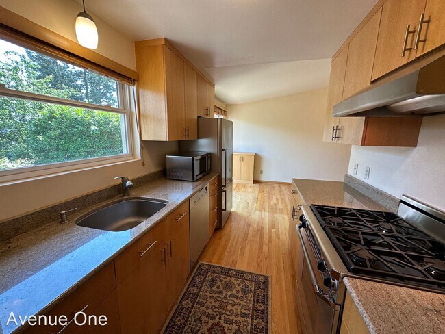 Building Photo - 3 br, 3 bath House - 3507 NE 43rd St