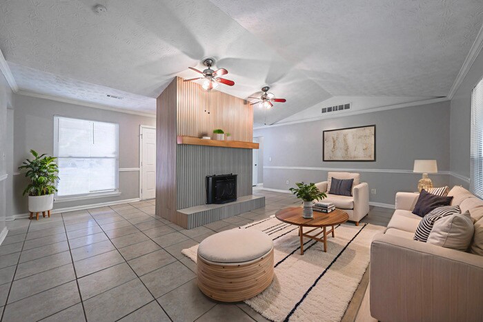 Foto principal - Cozy 3-Bedroom Rental with Fireplace & Mod...