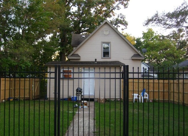 Building Photo - 1135 Bissell St