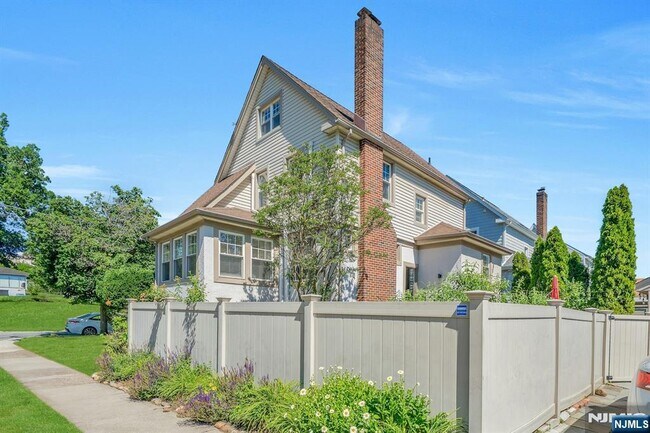 Building Photo - 332 Demarest Ave