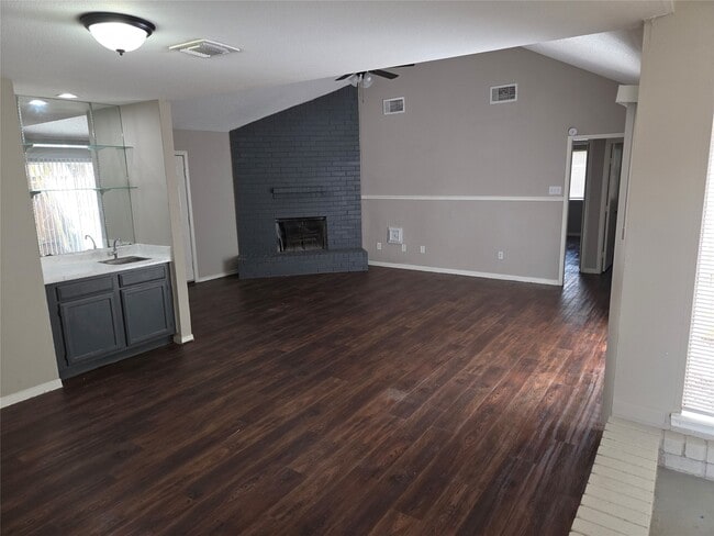 Foto del edificio - 6303 Gladewell Dr