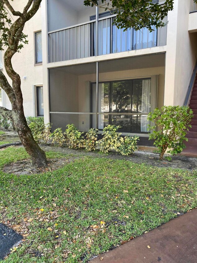 Primary Photo - 207 Foxtail Dr