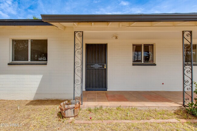 Building Photo - 1524 W Ocotillo Rd