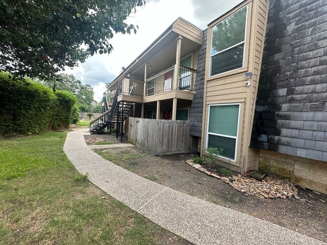 Building Photo - For Lease | 2 Bed, 2 Bath |863 Sq Ft | Wim...