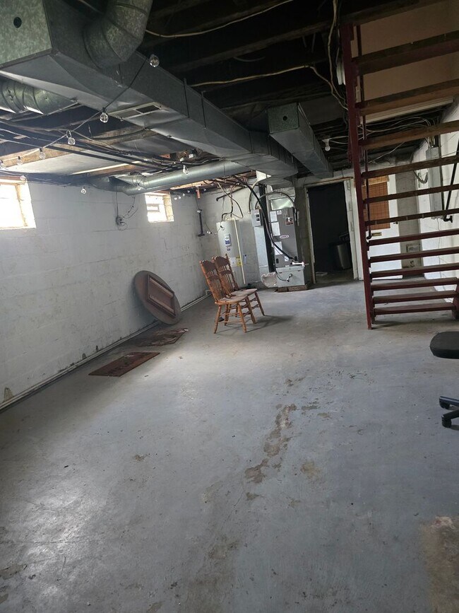 Building Photo - Lawrence Duplex