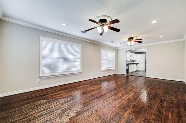 Building Photo - 411 Lindale St
