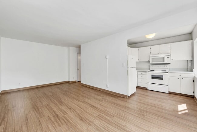 Building Photo - Uptown Arms & Manor