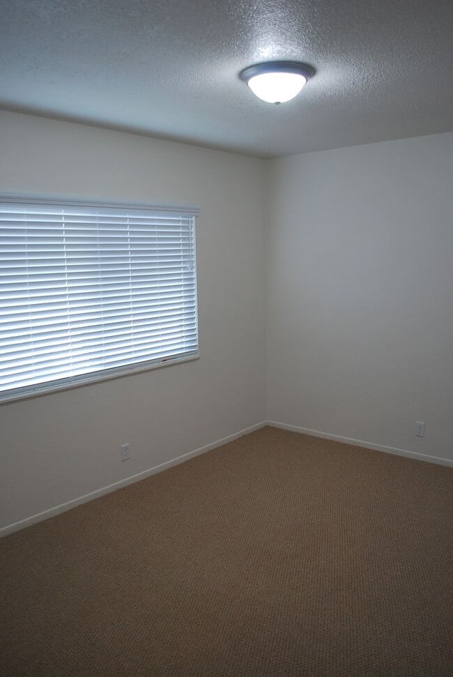 Building Photo - 822