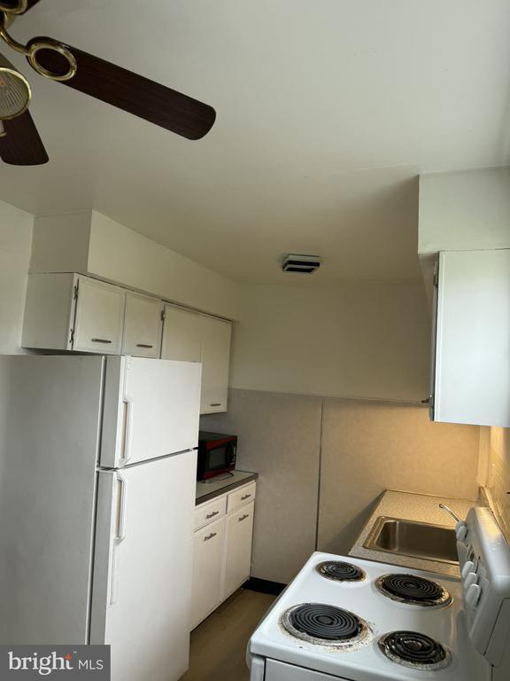 Building Photo - 219 W 6th St