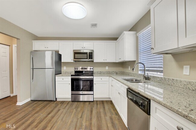 Foto del edificio - 6520 Emerald Pointe Cir
