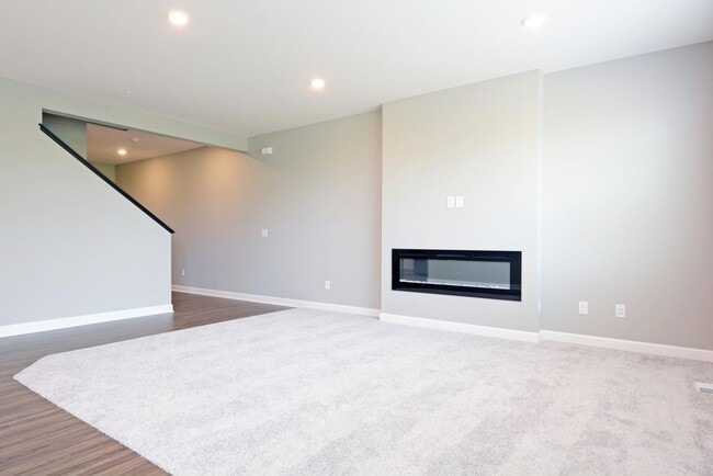 Building Photo - Beautiful 3 BD/ 3BA Townhome In Chaska.