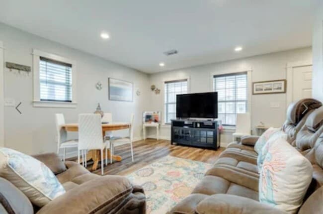 Building Photo - 1326 53rd St