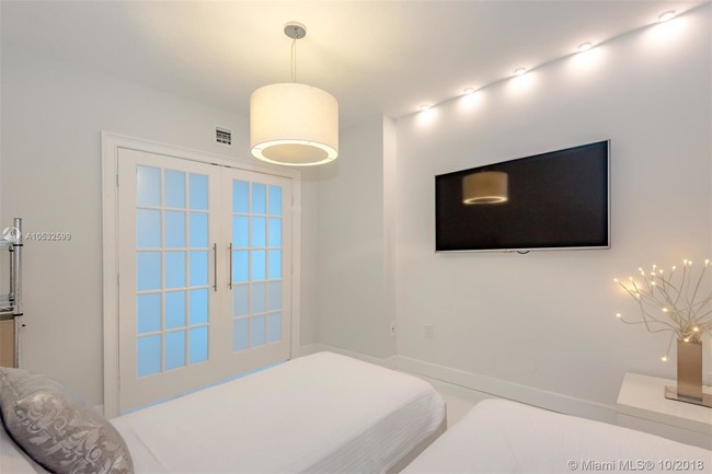 Building Photo - 16699 Collins Ave