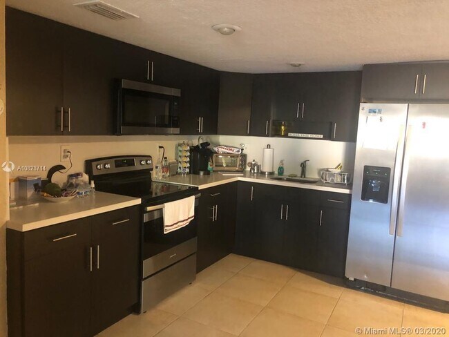 Foto del edificio - 7204 Fairway Dr
