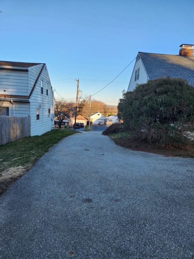 Building Photo - 3 br, 1 bath House - 344 WOODLAND VIEW DRIVE