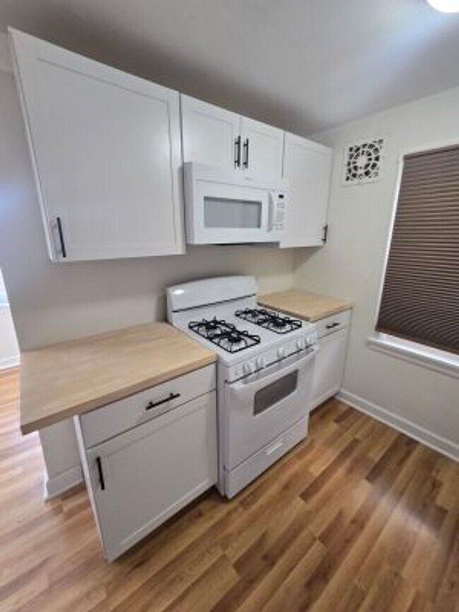 Foto del edificio - $1250-  3 bedroom house in Bon Air