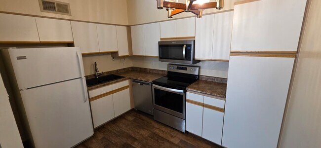 Building Photo - 24 N Mesa Dr