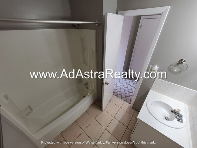 Foto del edificio - Spacious and Affordable Olathe Townhome-Available NOW!