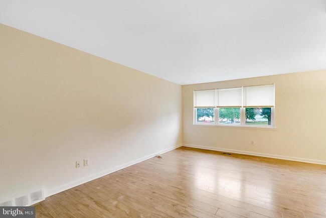Building Photo - 9754 E Roosevelt Blvd