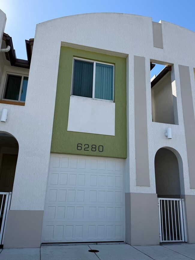 Building Photo - 6280 SW 47th Ct