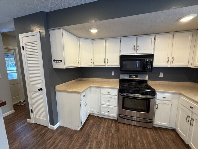 Building Photo - Welcome to this charming 3-bedroom, 2-bathroom home located in the heart of East Grand Forks, MN.