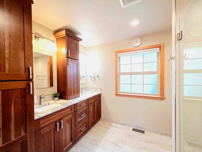 Building Photo - Gorgeous 4 Bed, 3 Bath Home w/ STUNNING RIVER FRONT VIEWS!!