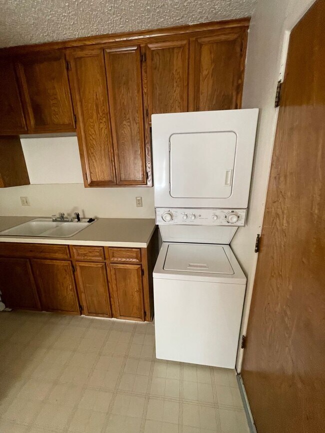 Foto del edificio - Southside Duplex with Covered Parking-Great location