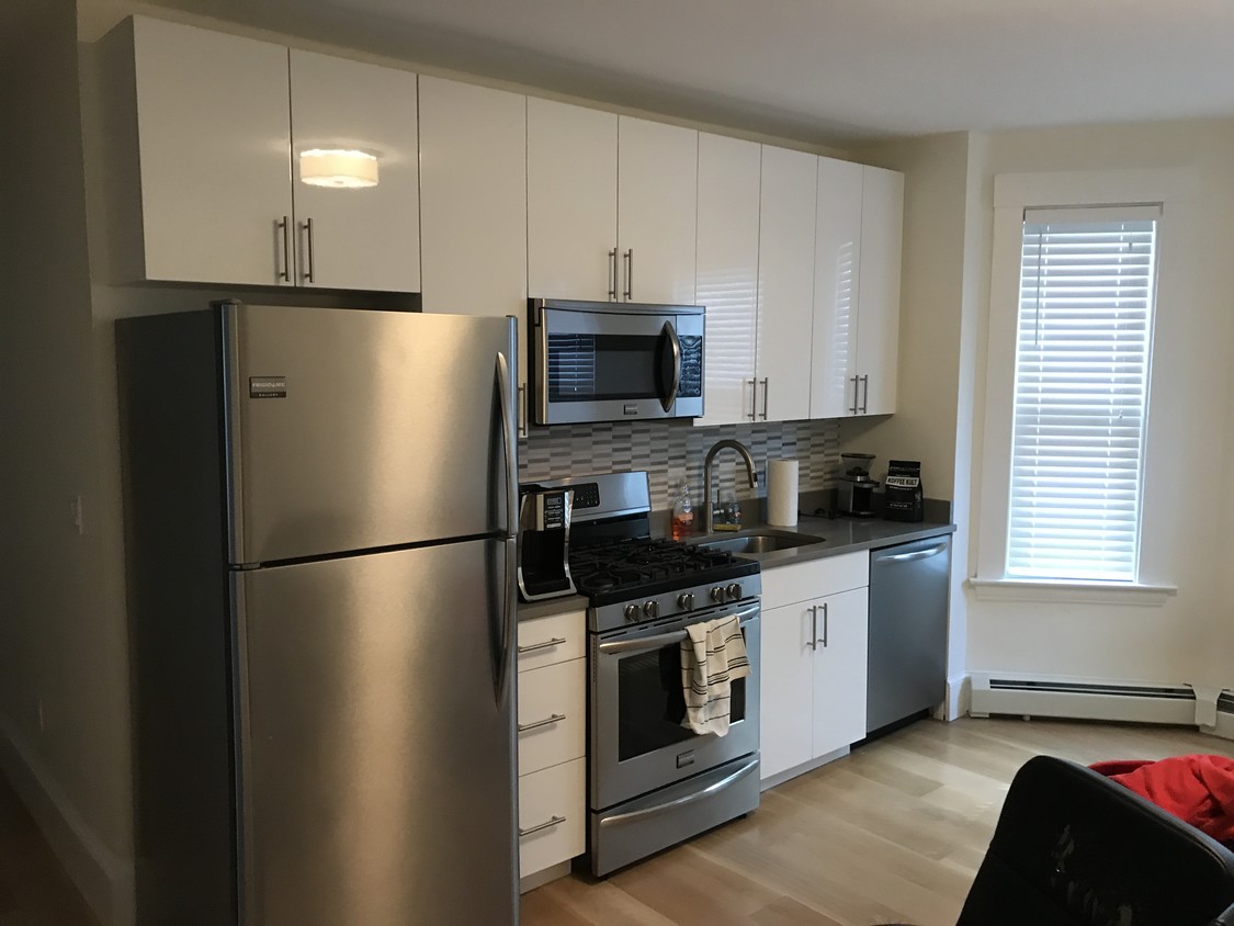 Building Photo - Triplex