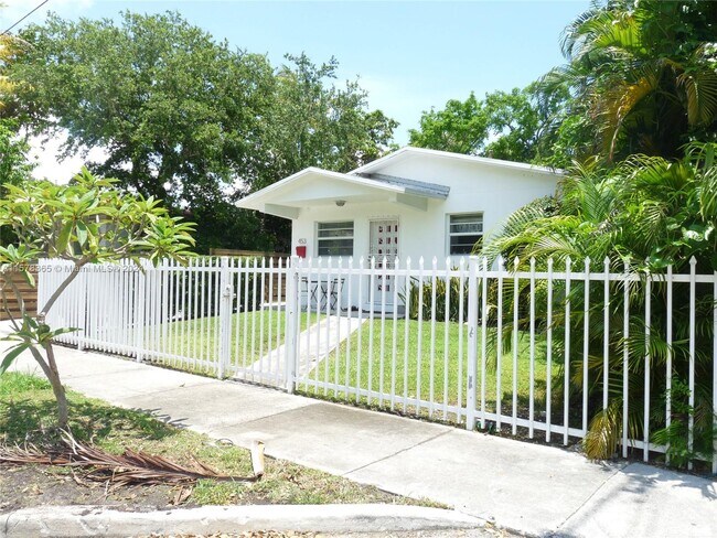 Foto del edificio - 453 NE 70th St