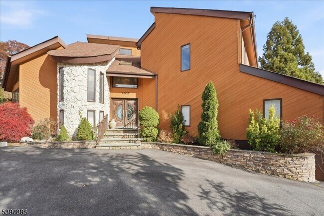 Foto del edificio - 1605 Justin Pl