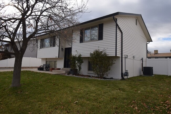 Photo - Charming West Jordan 4 Bed with Open Layout and Spacious Primary!! House