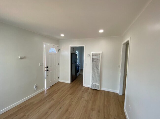 Foto del edificio - One-Bedroom, One-Bath - Brand New / Washer/Dryer / Fenced-In Yard - $2,295