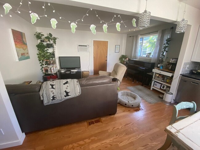 Building Photo - Amazing 1 bedroom ADU right near D.U.