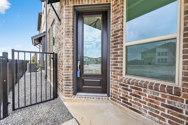 Foto del edificio - 16739 Lake Austin St