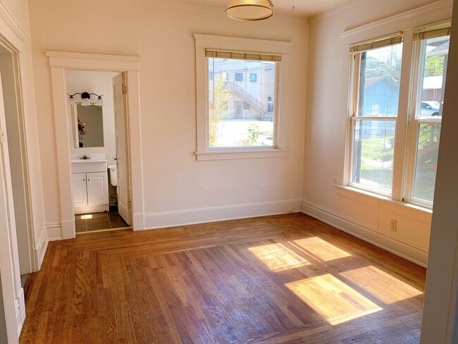 Building Photo - Classic 4 bdrm/2 bath High St home, right in the heart of Student Row!