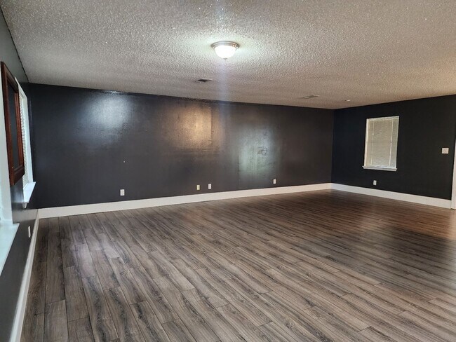 Building Photo - This stunning 3/2, Brick Home, Corner Lot ...