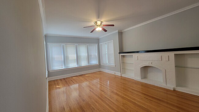 Foto del edificio - 5807 N Artesian Ave