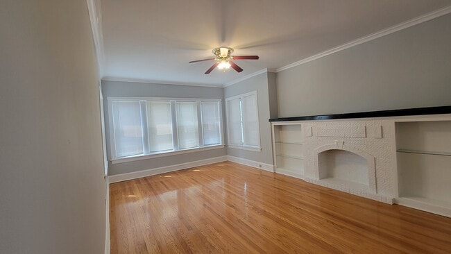 Building Photo - 5807 N Artesian Ave