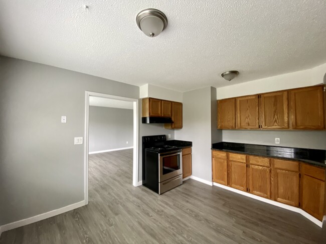 KITCHEN/F-H - Marshfield Apartments