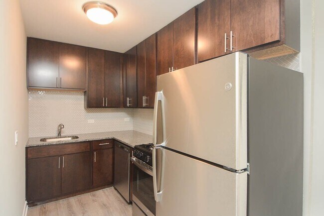 Building Photo - 535 W Surf St
