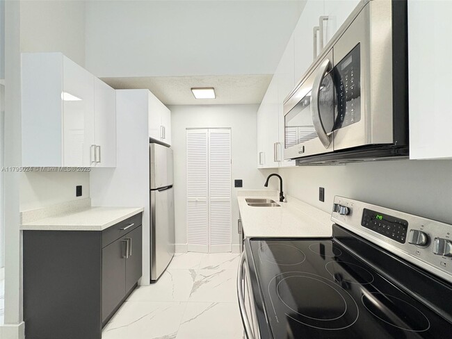 Building Photo - 6956 SW 40th Ct