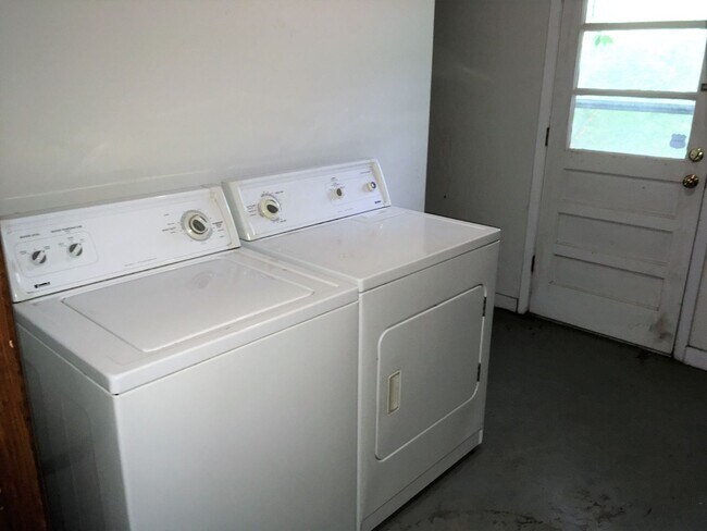 Foto del edificio - 4208-4210 Rollins Rd