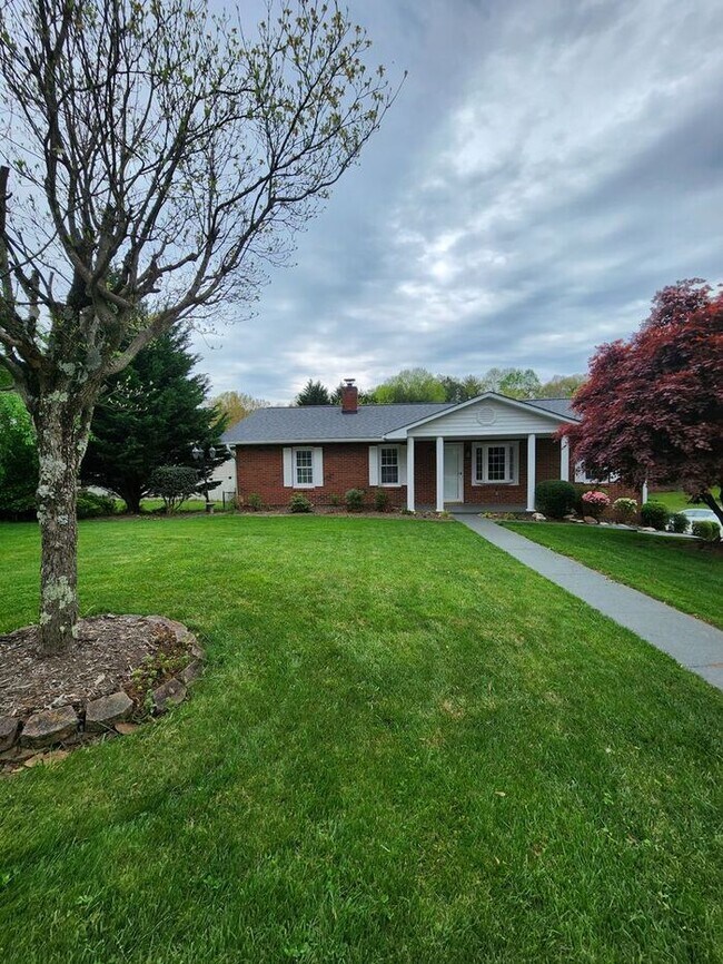 Building Photo - West Asheville Rental