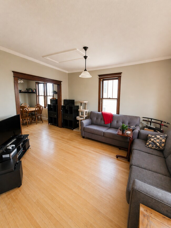 Foto del edificio - AVAILABLE JUNE - 3 Bed 1 Bath w/ Bonus Attic Hangout