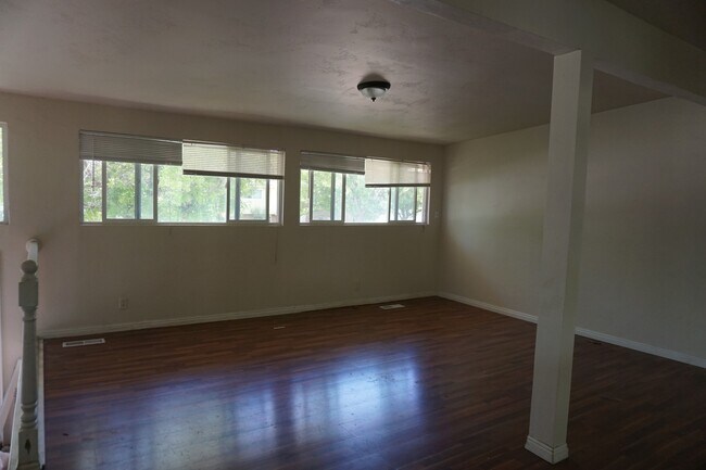 Foto del edificio - 6 Bedroom West Valley Home With Bonus Room