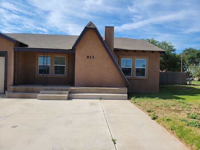 Foto del edificio - LARGE HOME WITH FENCED YARD NEAR LOCKWOOD ELEMENTARY SCHOOL